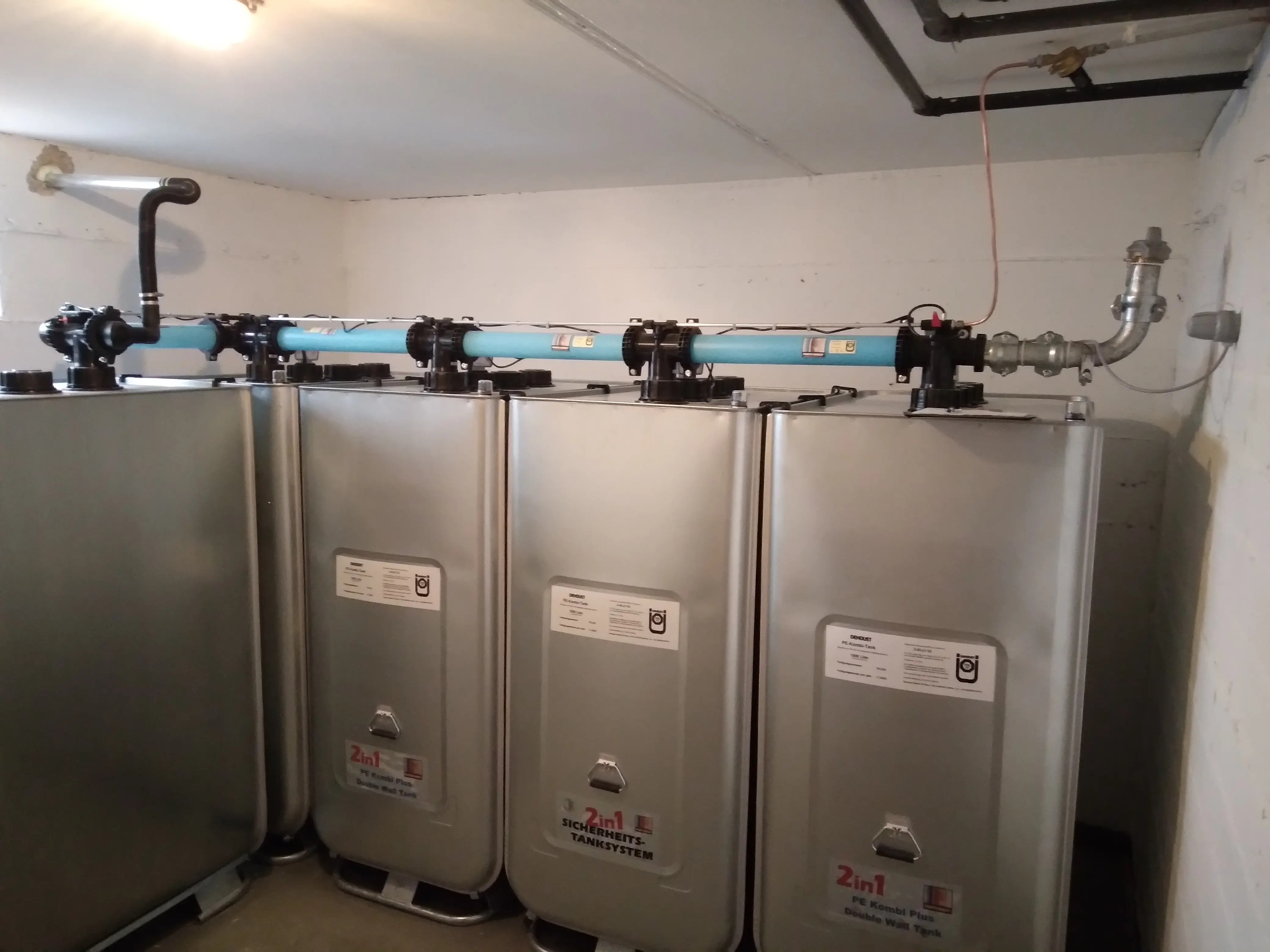 Einbau von 5x 1000l PE-Kombi Tanks von Dehoust – MAR-Tankservice Karlsruhe