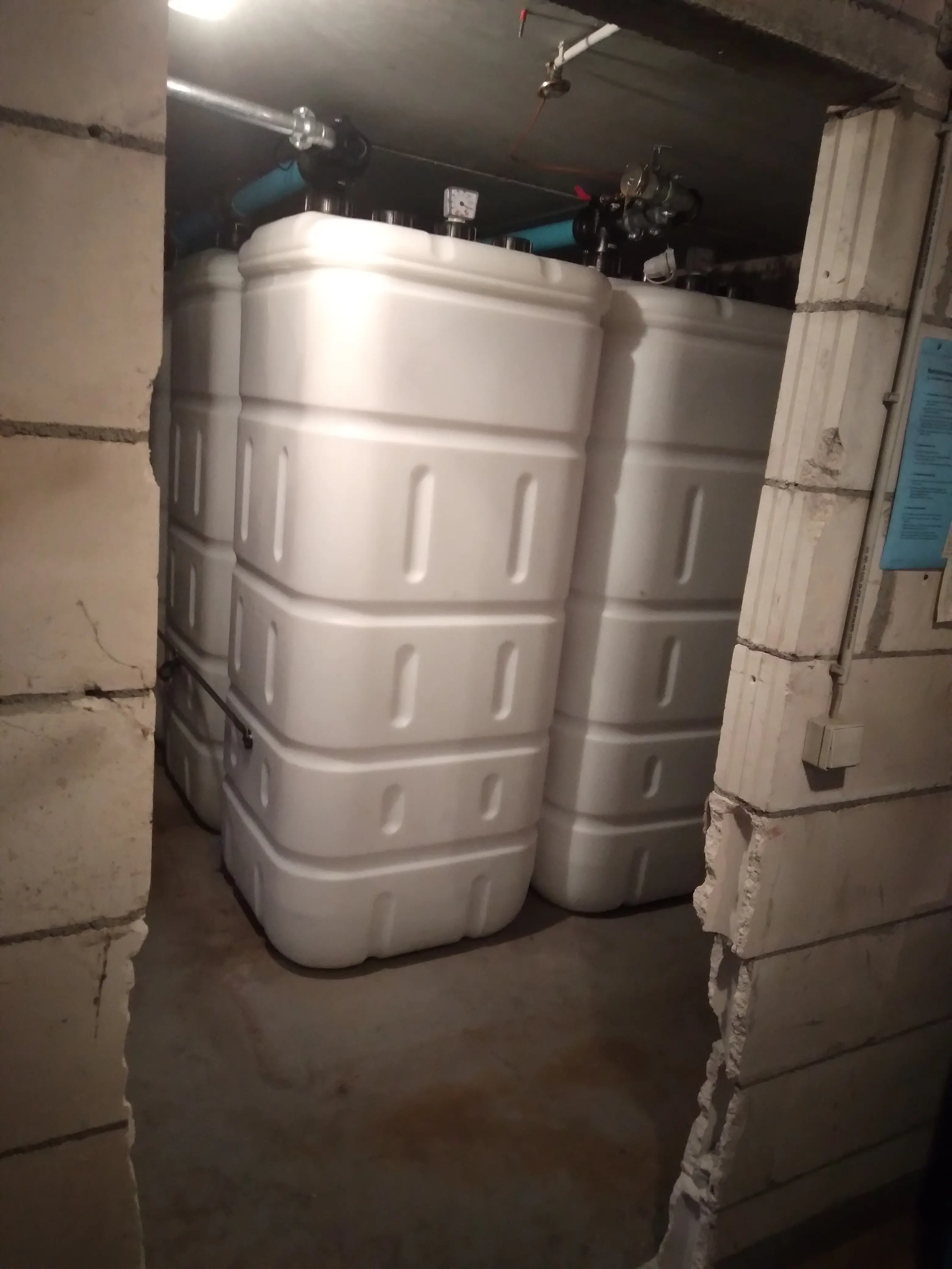 Einbau von 6x 1000L Dehoust Neutanks – MAR-Tankservice Karlsruhe